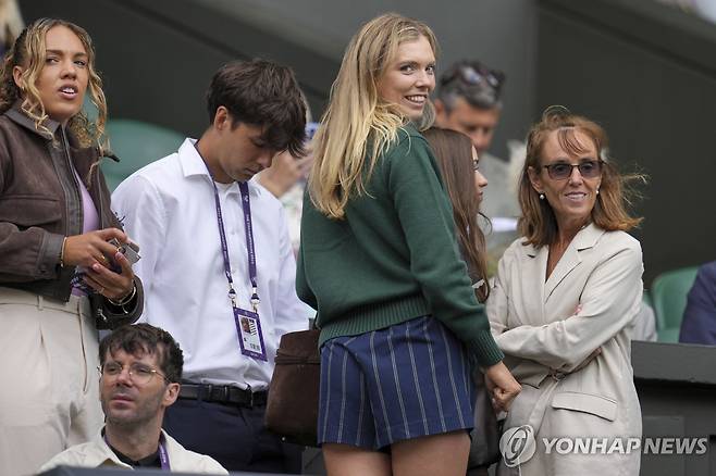 디미노어 경기 응원에 나선 볼터(가운데 반바지 입은 사람) [AP=연합뉴스]