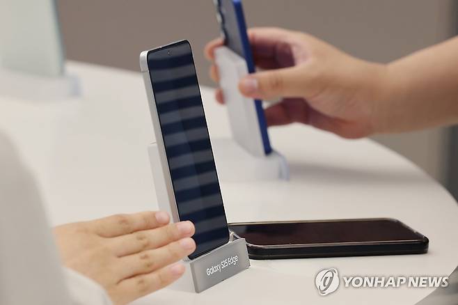'갤럭시 S25 엣지' 국내 출시 (서울=연합뉴스) 임화영 기자 = 23일 서울 삼성 강남에 이날 출시된 삼성전자의 가장 얇은 스마트폰 '갤럭시 S25 엣지'가 전시돼있다. 2025.5.23 hwayoung7@yna.co.kr