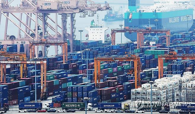 코앞으로 다가온 미국 상호관세 유예 종료 (평택=연합뉴스) 홍기원 기자 = 도널드 트럼프 미국 대통령이 한국시간으로 8일 새벽 1시부터 무역 상대국들에 소위 '상호관세'의 세율이 적힌 서한을 순차적으로 보내겠다고 밝혔다. 
     그는 앞서 통상 상대국들에 대미 수출품의 관세율이 적힌 서한을 보내거나 협상 타결을 보는 것으로 오는 9일까지 무역 협상을 마무리하겠다는 방침을 시사한 바 있다. 
    사진은 7일 경기도 평택항에 컨테이너가 쌓여 있는 모습. 2025.7.7 xanadu@yna.co.kr