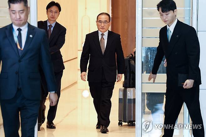 위성락 안보실장, 관세·정상회담 논의 위해 방미 (영종도=연합뉴스) 임화영 기자 = 위성락 국가안보실장이 관세협상, 정상회담 등 한미 간 현안에 대한 논의를 위해 6일 인천국제공항을 통해 미국 워싱턴DC로 출국하고 있다. 2025.7.6 hwayoung7@yna.co.kr