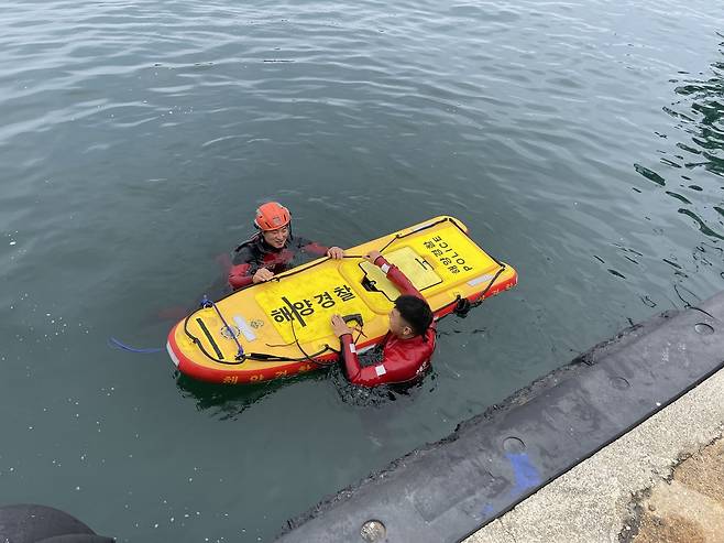 동력 구조 보드에 관해 설명하는 해경 [속초해양경찰서 제공. 재판매 및 DB 금지]