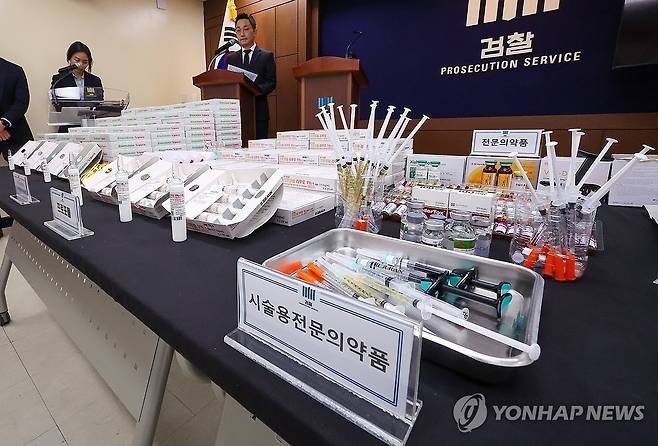 프로포폴 등 불법투약 전문 의료기관 압수품 (서울=연합뉴스) 서대연 기자 = 20일 오전 서울 서초구 서울중앙지방검찰청(중앙지검)에서 열린 프로포폴 등 불법투약 전문 의료기관 적발 브리핑에 의약품, 의료폐기물 등 압수품들이 놓여있다.
    서울중앙지검 마약범죄 특별수사팀은 식품의약품안전처와 공조해 프로포폴 불법유통을 집중 수사한 결과 A의원 관계자 8명, 프로포폴 중독자 24명 등 총 32명을 입건해 전직 의사 서모(64)씨 등 7명을 마약류관리법 위반(향정) 등 혐의로 구속기소했다고 이날 밝혔다. 2024.11.20 dwise@yna.co.kr