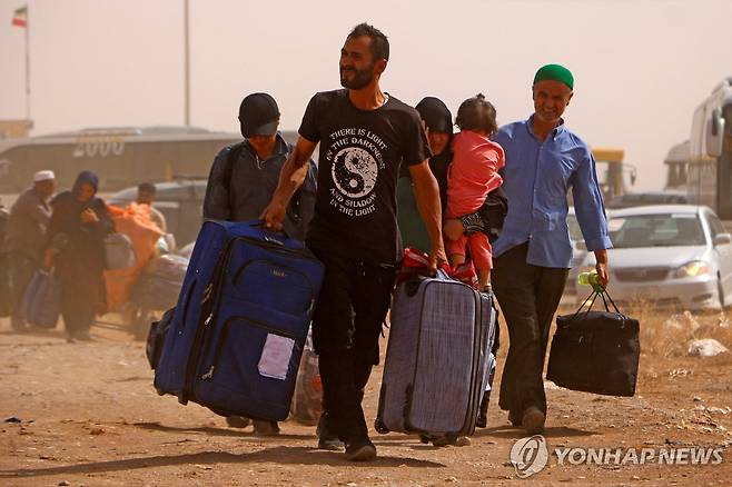 이란에서 추방당한 아프가니스탄 난민 (이슬람 칼라·AFP=연합뉴스) 지난 5일(현지시간) 이란에서 넘어온 아프가니스탄 난민들이 국경에 도착하고 있다. 2025.07.08