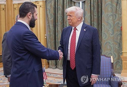 지난 5월 시리아 임시 대통령과 만나 악수하는 트럼프(오른쪽) 미 대통령 [AP=연합뉴스 자료사진. 재판매 및 DB 금지]