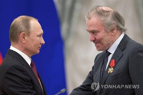 푸틴으로부터 훈장 받고 악수하는 게르기예프 (모스크바 EPA=연합뉴스 자료사진) 2016년 9월 22일 러시아 모스크바 크렘린궁에서 블라디미르 푸틴(왼쪽) 러시아 대통령으로부터 조국공헌훈장을 수여받은 후 발레리 게르기예프(오른쪽) 마린스키 극장 예술감독 겸 총감독이 악수를 나누고 있다. [EPA/IVAN SEKRETAREV/POOL] 2025.7.8.