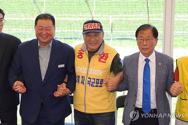 납북자가족모임 '전단살포 중단선언' (파주=연합뉴스) 임병식 기자 = 8일 오전 경기도 파주시 임진각에서 최성룡 납북자가족모임 대표(가운데)가 기자회견을 열고 대북 전단 살포 중단을 공식 선언한 뒤 기념촬영하고 있다. 왼쪽은 김경일 파주시장, 오른쪽은 더불어민주당 윤후덕 의원. 2025.7.8 andphotodo@yna.co.kr