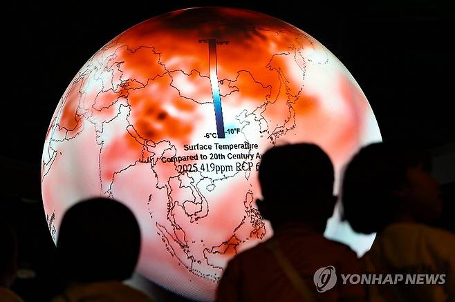 '올여름 얼마나 더울까?' (대구=연합뉴스) 윤관식 기자 = 전국에 폭염이 계속되고 있는 지난 4일 대구 달성군 국립대구과학관을 찾은 어린이들이 올해 기후 예상도를 나타내고 있는 SOS시스템을 살펴보고 있다. 2025.7.4 psik@yna.co.kr