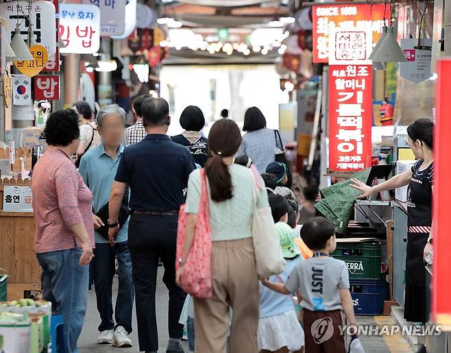 소비심리 4년 만에 최고 (서울=연합뉴스) 김인철 기자 = 새 정부 출범과 2차 추가경정예산 효과 등에 대한 기대로 소비자들의 경제 심리가 석 달 연속 나아진 것으로 나타난 24일 서울 시내의 한 전통시장 모습.
    이날 한국은행이 발표한 '소비자동향조사' 결과에 따르면 6월 소비자심리지수(CCSI)는 108.7로 5월(101.8)보다 6.9포인트(p) 올랐다. 
    주택가격전망지수도 2021년 10월 이후 3년 8개월 만에 가장 높은 수준을 보였다. 2025.6.24 yatoya@yna.co.kr