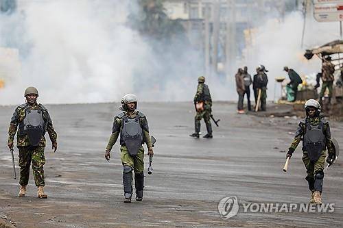 케냐 나이로비의 반정부 시위 진압 경찰 (나이로비 EPA=연합뉴스) 2025년 7월 7일 케냐 나이로비에서 열린 대규모 반정부 시위를 진압중인 무장 경찰관들. (EPA/DANIEL IRUNGU) 2025.7.8.