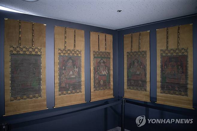 일본서 환수한 조선 불화 '시왕도' (서울=연합뉴스) 류효림 기자 = 8일 서울 종로구 국립고궁박물관에서 열린  '불교미술의 진수' 고려 사경과 조선 불화의 귀환' 일본 환수 문화재 언론 공개 행사에서 시왕도가 공개되고 있다. 2025.7.8 ryousanta@yna.co.kr