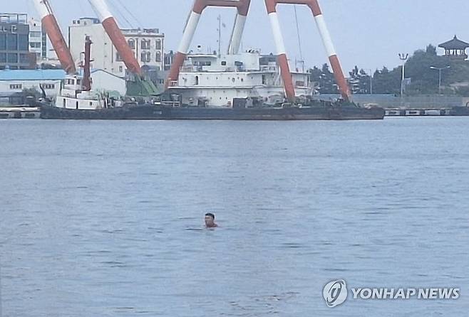 '위험천만' 입수 현장 (속초=연합뉴스) 지난 7일 강원 속초시 동명동 속초해양경찰서 전용부두 인근 해상에서 기자가 동해지방해양경찰청이 실시하는 해수욕장 해양 안전관리를 위한 인명구조 및 구조·구급 대응 훈련에 참여하고 있다. 2025.7.8 [독자 제공. 재판매 및 DB 금지] ryu@yna.co.kr