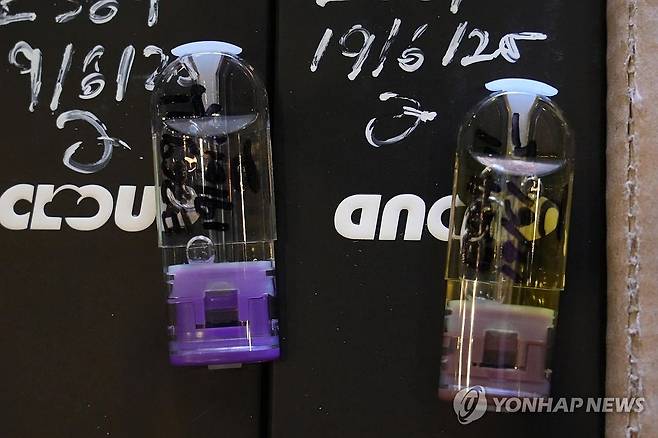 국정원, 전담형 신종합성마약 국내 대량반입 시도 적발 (서울=연합뉴스) 국가정보원 국제범죄정보센터(TCIC)는 신종마약 에토미데이트를 국내에 대량 밀반입하려 한 싱가포르인 국제마약조직 총책 등 일당 4명을 지난달 19일 말레이시아 마약범죄수사부(NCID)와 공조로 현지에서 검거했다고 8일 발표했다. 국정원과 현지 수사당국은 검거 과정에서 합성마약 카트리지 4천958개(9.42L)와 전자담배 포장용 종이박스 3천여개를 압수했다. 사진은 압수한 합성마약 카트리지. 2025.7.8 [국정원 제공. 재판매 및 DB금지] photo@yna.co.kr