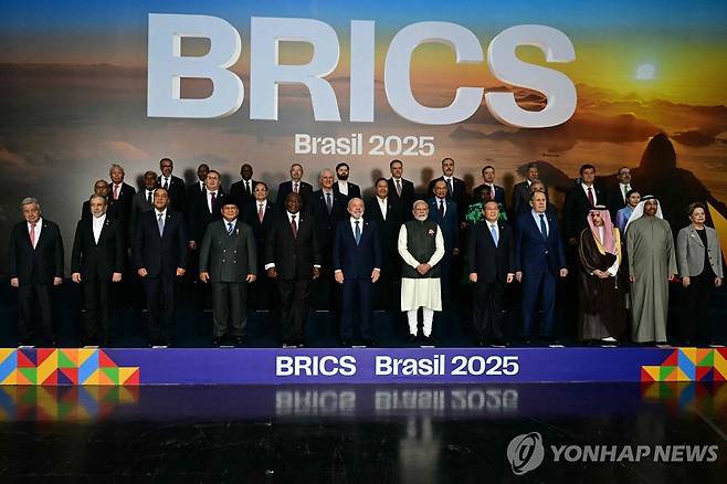 2025 브릭스 정상회의 (리두데자네이루 AFP=연합뉴스) 7일 브라질 리우데자네이루에서 열린 브릭스 정상회의에서 회원국, 파트너국, 대외 협력 국 정상들이 기념 사진을 촬영하고 있다. 2025.7.7. photo@yna.co.kr