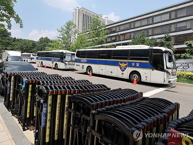 중앙지법 앞에는 (서울=연합뉴스) 서명곤 기자 =  윤석열 전 대통령의 구속 전 피의자 심문(영장실질심사)을 하루 앞둔 8일 서울 서초구 서울중앙지법 앞에 경찰버스가 배치돼있다. 윤 전 대통령의 영장실질심사는 9일 오후 2시 15분 남세진(사법연수원 33기) 영장전담 부장판사 심리로 열린다.    2025.7.8 seephoto@yna.co.kr