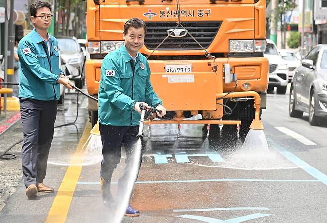 무더위 속 살수차 점검하는 김영길 울산 중구청장 [울산 중구 제공. 재판매 및 DB 금지]