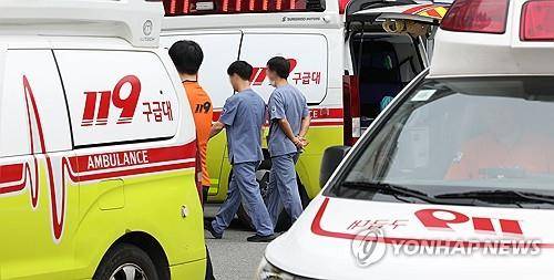 구급차 대기 중인 응급실 앞 [연합뉴스 자료 사진]