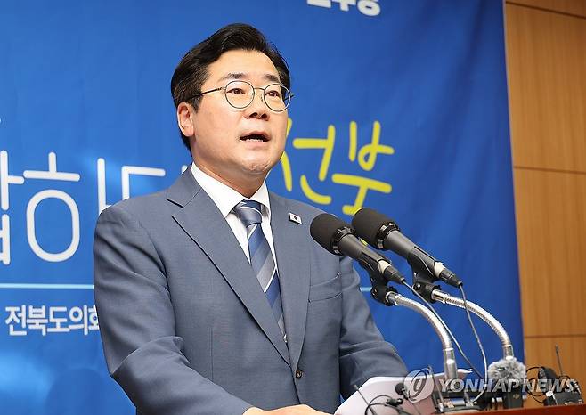 발언하는 박찬대 (전주=연합뉴스) 임채두 기자 = 더불어민주당 당권 주자인 박찬대 의원이 8일 전북특별자치도의회 기자회견에서 발언하고 있다. 2025.7.8 doo@yna.co.kr