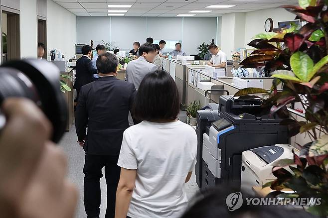압수수색 받는 윤상현 의원실 (서울=연합뉴스) 김주성 기자 = 윤석열 전 대통령 배우자 김건희 여사와 관련한 의혹들을 수사하는 민중기 특별검사팀이 8일 서울 여의도 국회 의원회관 내 국민의힘 윤상현 의원실을 압수수색하고 있다. 2025.7.8 utzza@yna.co.kr