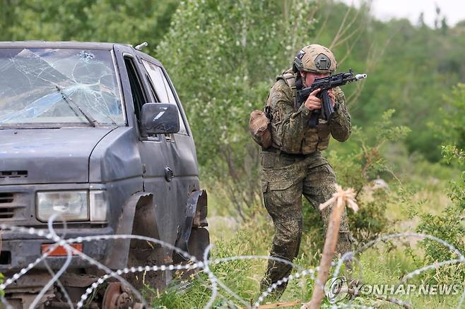 우크라 도네츠크에서 작전을 수행 중인 러시아 병사 [타스=연합뉴스 자료사진. 재판매 및 DB 금지]