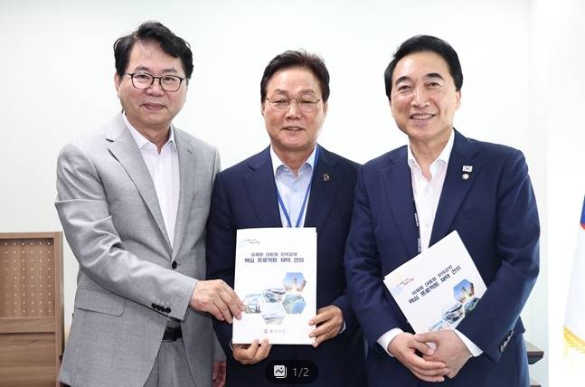 국정기획위 찾은 박완수 경남지사 왼쪽부터 이한주 국정기획위원장, 박완수 경남지사, 박수현 국정기획위 국가균형성장특위 위원장. [경남도 제공. 재판매 및 DB 금지]