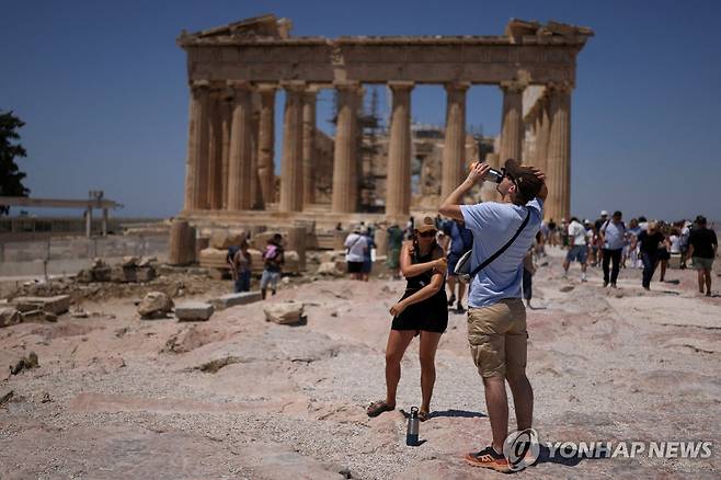 파르테논 신전 앞에서 물 마시는 관광객 [로이터 연합뉴스 자료사진. 재판매 및 DB 금지]