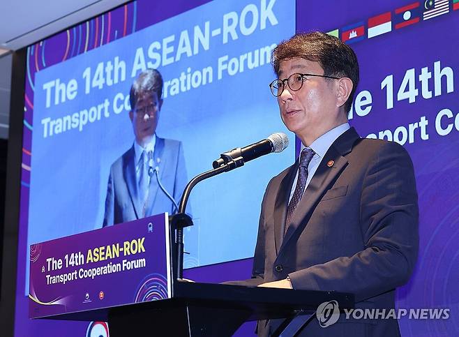 한-아세안 교통협력포럼 개회사하는 박상우 장관 (서울=연합뉴스) 서대연 기자 = 박상우 국토교통부 장관이 9일 오전 서울 중구 르메르디앙 서울 명동에서 열린 제14차 한-아세안(ASEAN·동남아시아국가연합) 교통협력포럼에서 개회사를 하고 있다. 2024.7.9 dwise@yna.co.kr