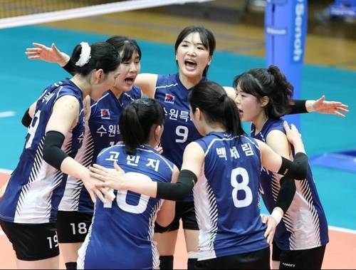 득점 후 기뻐하는 수원특례시청 선수들 [한국실업배구연맹 제공. 재판매 및 DB 금지]