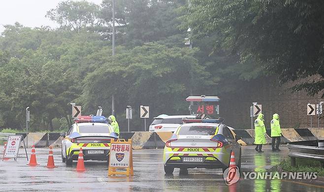 서울 올림픽대로 여의상류IC 교통 통제 (서울=연합뉴스) 신현우 기자 = 수도권에 이틀째 집중호우가 쏟아진 18일 오후 서울 올림픽대로 양방향 여의상류IC를 경찰이 통제하고 있다. 2024.7.18 nowwego@yna.co.kr