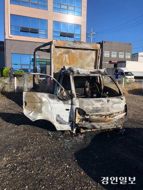 지난해 10월4일 오전 4시55분께 화성시 팔탄면의 한 CJ대한통운 택배대리점에 주차돼 있던 택배 차량에 불이 나 차량이 전소됐다. /D씨 제공