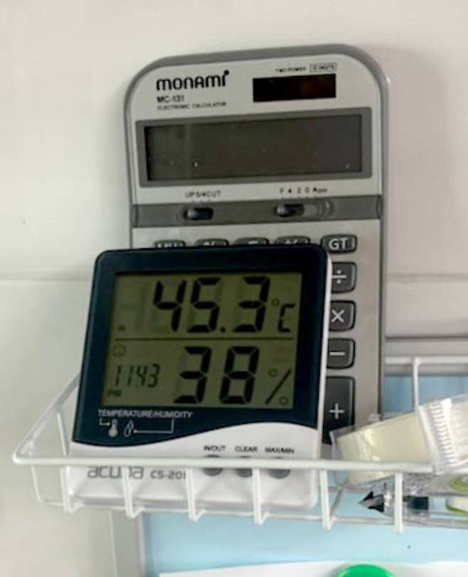 ▲ 급식실 내에서 닭봉을 굽는 오븐 옆 온도계는 45.3도를 가리켰다./김혜진 기자 trust@incheonilbo.com