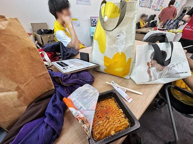 ▲ 지난 8일 오전 11시쯤 인천3캠프 휴게실. 휴게공간에서 30분간 점심 식사를 마쳐야 하지만, 공간이 정돈되어 있지 않은 모습이 눈에 띈다.