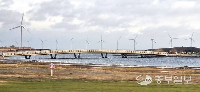덴마크 코펜하겐에서 바라본 해상풍력 발전단지. 전예준기자