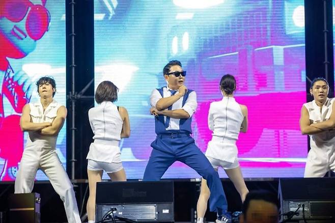 2024년 과천공연예술축제 폐막식 무대에서 가수 싸이가 공연을 펼치고 있다. 사진=과천문화재단