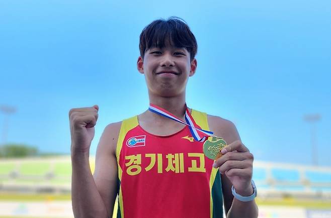 백제왕도 익산 2025 전국육상경기대회 남자 고등부 장대높이뛰기에서 정상에 오른 박재연(경기체고)이 금메달을 걸고 기념사진을 촬영하고 있다. 경기체고 제공