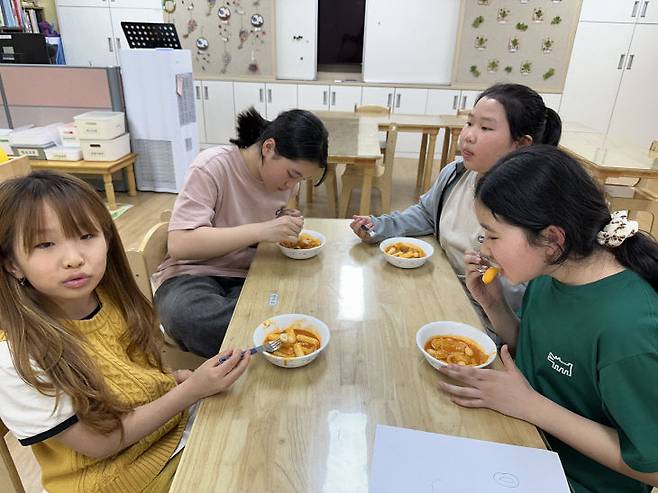 늘봄프로그램 일환인 요리 활동에 참여 중인 학생들 모습. /충남교육청 제공