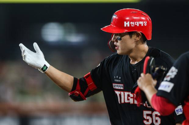KIA 타이거즈 오선우가 8일 대전 한화생명 볼파크에서 열린 2025 신한 SOL뱅크 KBO리그 한화 이글스와의 원정 경기에서 안타를 때린 뒤 세레모니 하고 있다. KIA 타이거즈 제공