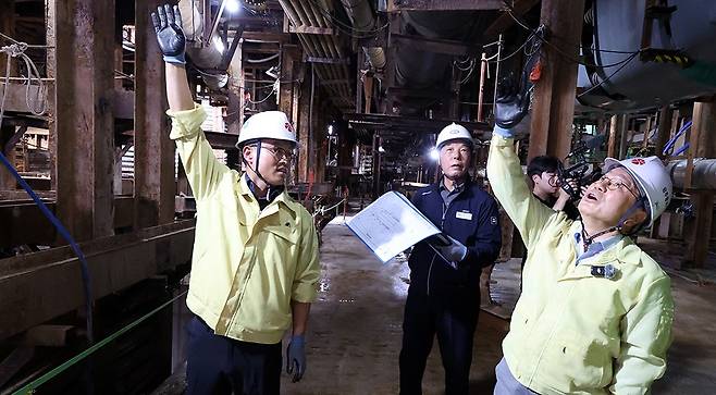 강기정 광주시장이 9일 오후 광주 서구 도시철도 2호선 1단계 공사 현장을 둘러보고 있다. 광주시는 1단계 공사 구간 도로 개방 시점을 당초 올해 6월에서 12월로 연기했다./연합뉴스