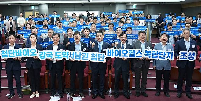 김영록 전남지사가 9일 서울 국회에서 열린 ‘서남권 첨단 바이오헬스복합단지 조성 전략 국회 포럼’에 참석해 주요 내빈들과 함께 퍼포먼스를 하고 있다.<전남도 제공>