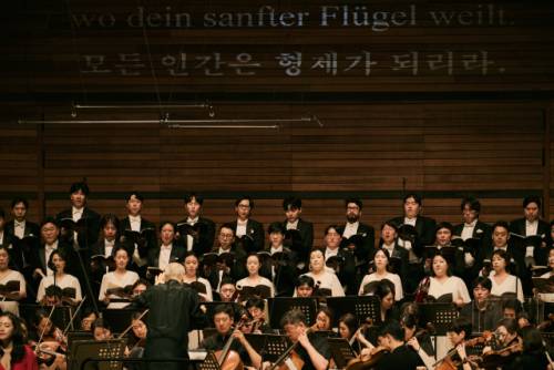 ◇2025 평창대관령음악제는 구스타프 말러의 ‘교향곡 제2번 C단조 ‘부활’’로 개막한다. 무대에는 소프라노 서선영, 메조소프라노 김정미, 서울시립교향악단, 국립합창단이 오르며, 지휘는 조나단 스톡해머가 맡았다. 사진은 지난해 음악제 당시. 평창대관령음악제 제공