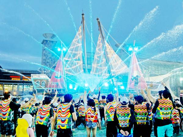 김해 롯데워터파크가 오는 12일부터 다음 달 24일까지 여름 시즌 공연 '자이언트 웨이브 페스타'를 펼친다. / 롯데워터파크