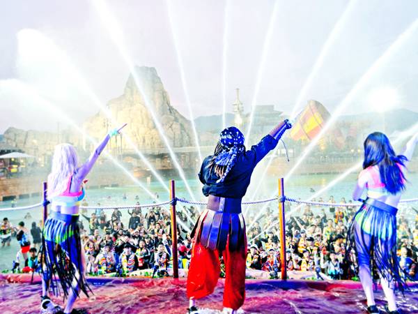 롯데워터파크 여름 시즌 공연 '자이언트 웨이브 페스타'. / 롯데워터파크