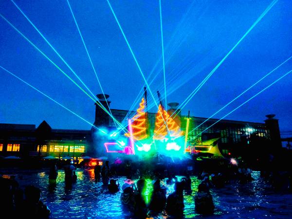 롯데워터파크 여름 시즌 공연 '자이언트 웨이브 페스타'. / 롯데워터파크