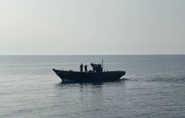 북한 주민들은 태운 선박이 9일 동해상에서 이동하고 있다. 정부는 지난 3월과 5월에 각각 서해와 동해 북방한계선 이남에서 구조한 북한 주민 6명을 9일 동해상에서 송환했다고 밝혔다. 통일부에 따르면 북한 주민들을 태운 선박은 오전 8시 56분쯤 동해 NLL을 넘었고, 9시 24분쯤 북한 경비정과 만났다. 연합뉴스