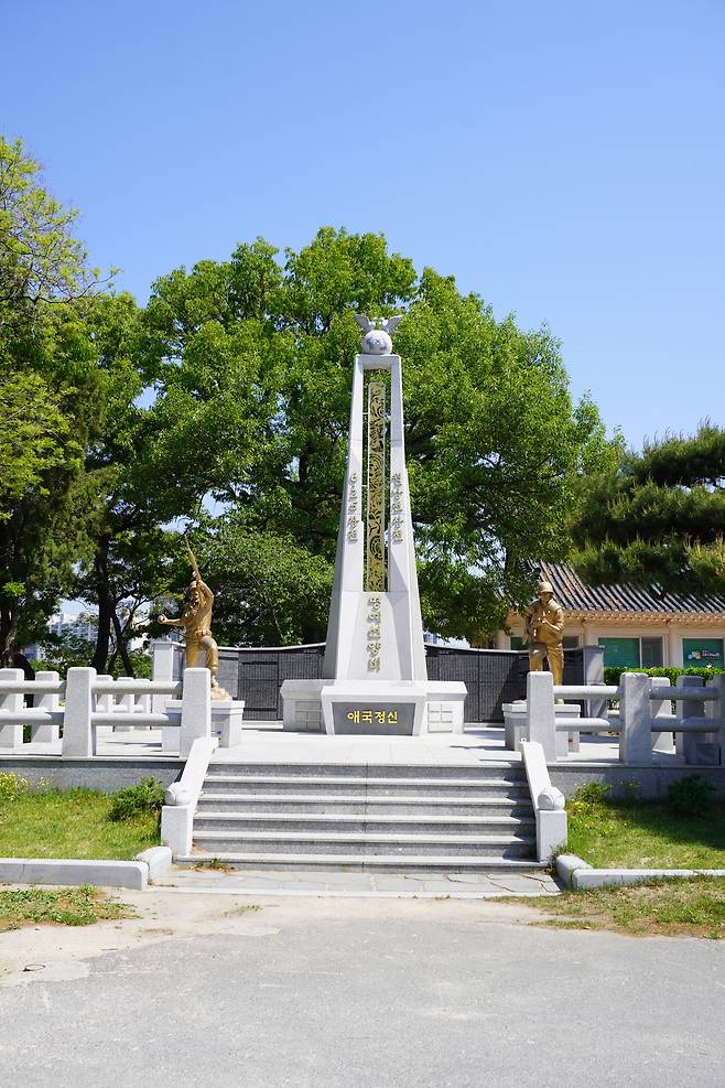 잔디 위에 단정히 놓인 명예선양비가 햇살 아래 빛을 머금고 있다. 조용한 돌비문 속에 전쟁의 기억과 이름 없는 이들의 용기가 새겨져 있다.