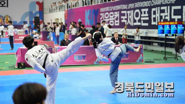 지난 5일 부산광역시 기장실내체육관에서 진행된 '2025 김운용컵 국제오픈태권도대회'에 참가한 신천지 태권도 대표팀 신우주 선수(왼쪽)가 품새 경기에서 고려품새를 시연하는 중 옆차기 동작을 하고 있다.