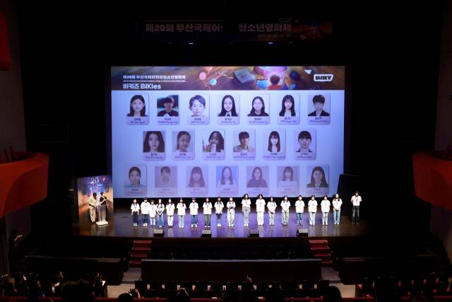 8일 열린 제20회 BIKY 개막식에서 어린이청소년집행위원인 '비키즈'들이 인사를 하고 있다. BIKY 제공