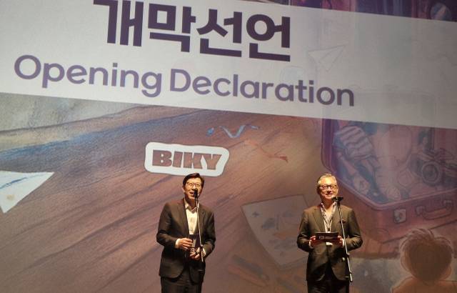 8일 열린 제20회 BIKY 개막식에서 박형준(왼쪽) 부산시장과 오치훈 BIKY 이사장이 개막선언을 하고 있다. 김희돈 기자