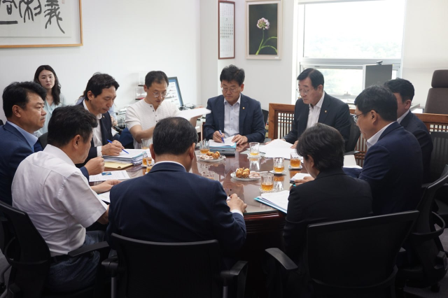 더불어민주당 부울경 국회의원들이 8일 이정헌 국정기획위원회 경제2분과 국토·사회간접자본(SOC)·지역 소위원장, 국토부 항공정책실장, 가덕도신공항건설공단 이사장 등과 가덕도신공항 건설 지연 문제를 논의했다. 김정호 의원실 제공