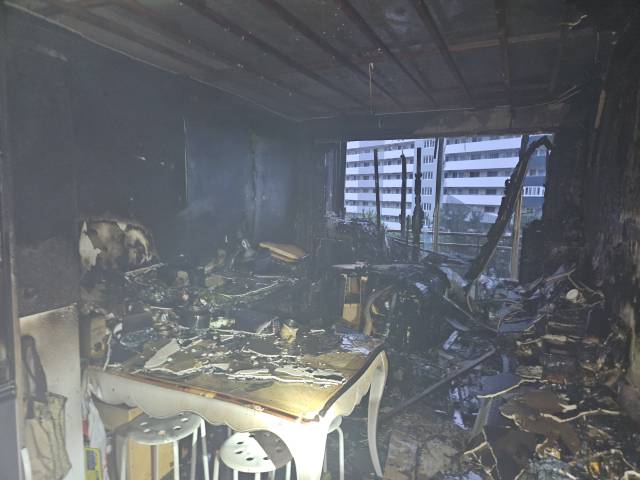 지난달 24일 새벽 발생한 불로 자매가 숨진 부산진구 아파트 내부 모습. 부산일보DB