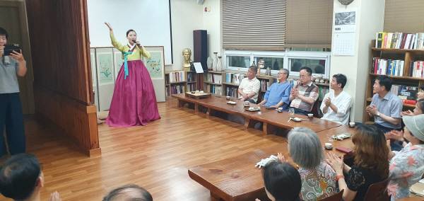 국가무형문화재 제29호 '서도소리' 전수자인 김단희(32·여) 선생이 지난 8일 포항 사띠 스쿨 학당에서 고운 한복을 입은 채 공연하는 모습. 황영우 기자